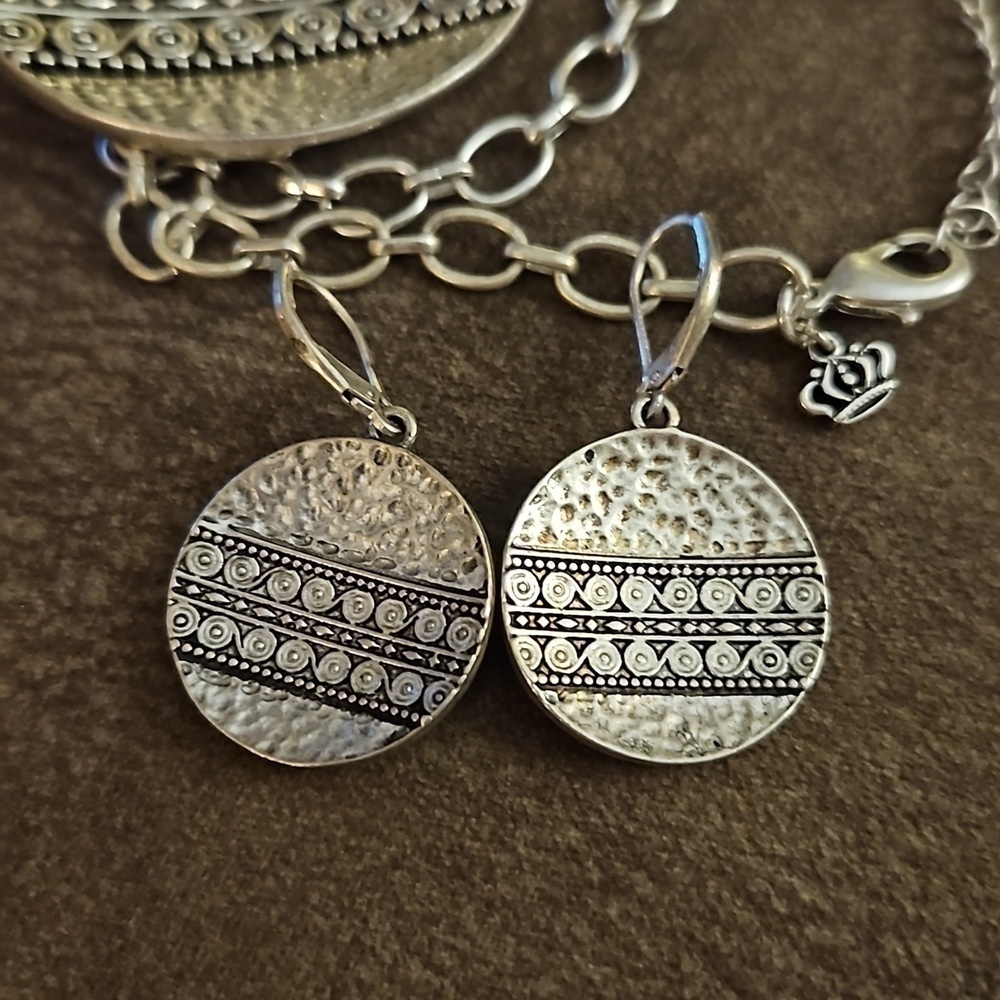 PREMIER DESIGNS New Seasons Reversible Abstract Circle Pendant Jewelry Set - Picture 7 of 9